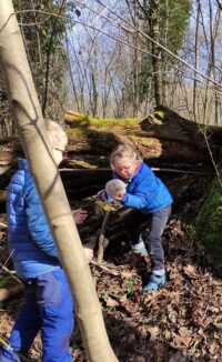 The kids find a clue in the treasure hunt.